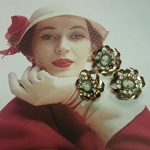 Vintage gold tone Cameo earring and brooch set